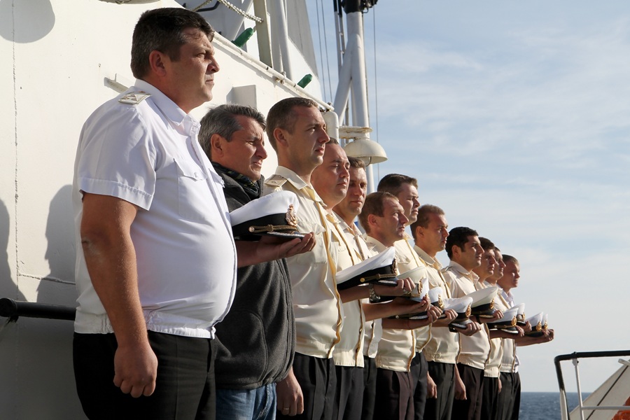 В водах Тарханкута состоялась официальная церемония отдания чести морякам, погибшим на борту подлодки «Щ-216»