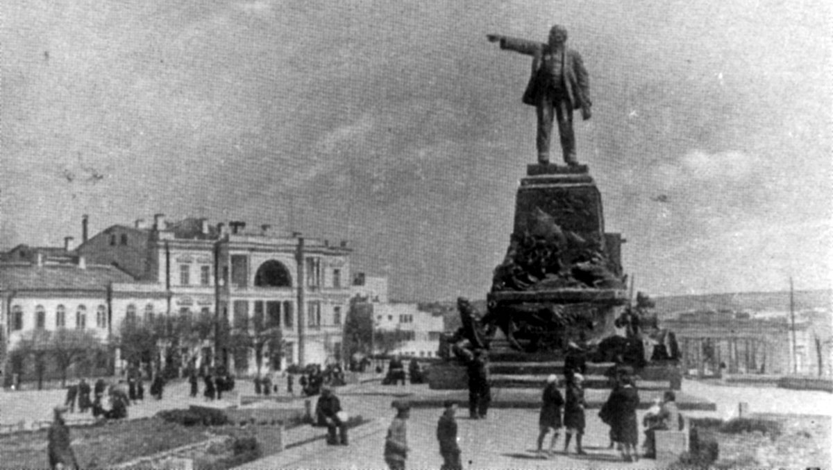 Памятник Ленину. Площадь нахимова.