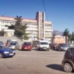 (Русский) В Алуште ограничили въезд на стоянку возле горсовета