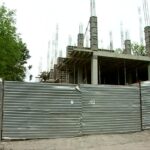 Властям Севастополя пожаловались на стройку возле школы
