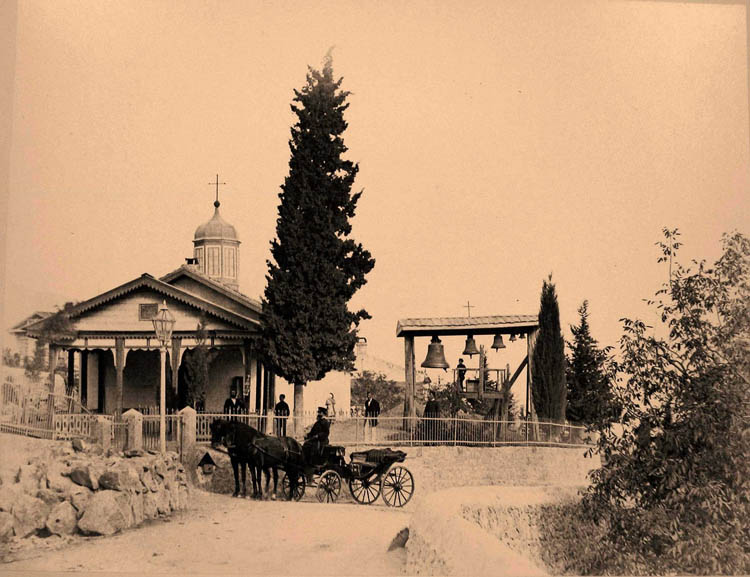 Ялта. Местные жители у входа в церковь Свмч. Феодора Тирона в Верхней Аутке, близ Ялты; справа - звонница