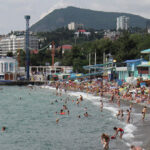 Стройки в прибрежных городах Крыма остановят на курортный сезон