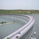 В Керченском проливе строят временный мост