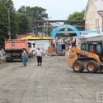 В Симферополе на месте снесенного рынка начали укладывать тротуарную плитку (ФОТО)