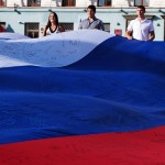 Огромный флаг России развернули на главной площади Симферополя