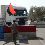 Власти: "Правый сектор" незаконно обыскивает авто на границе с Крымом