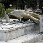 В Крыму неизвестные сбросили с постамента памятник Ленину