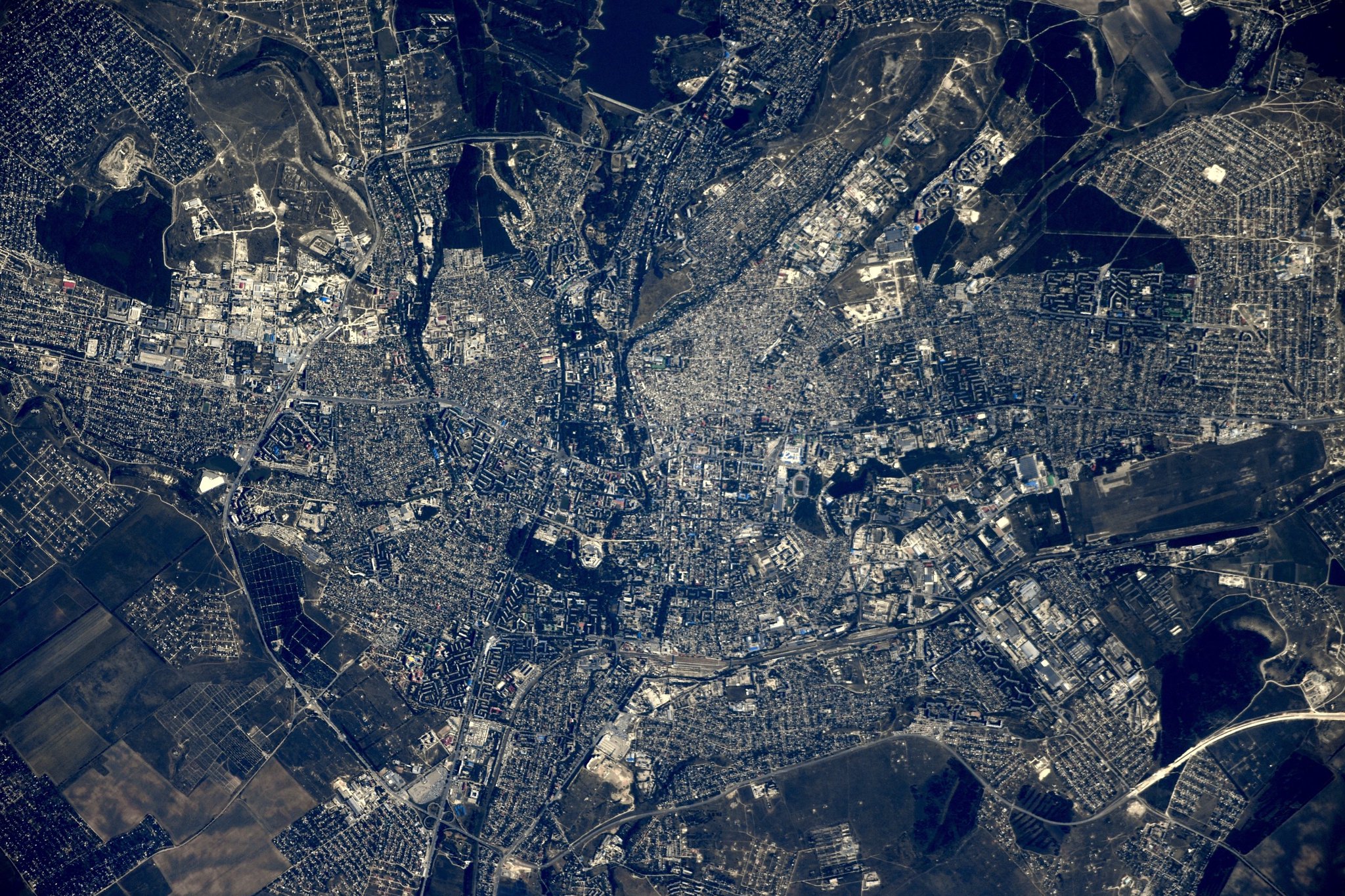 Фото со спутника в реальном времени. Симферополь с борта МКС. Снимок Тольятти 1968 из космоса. Спутник картинка. Симферополь из космоса.